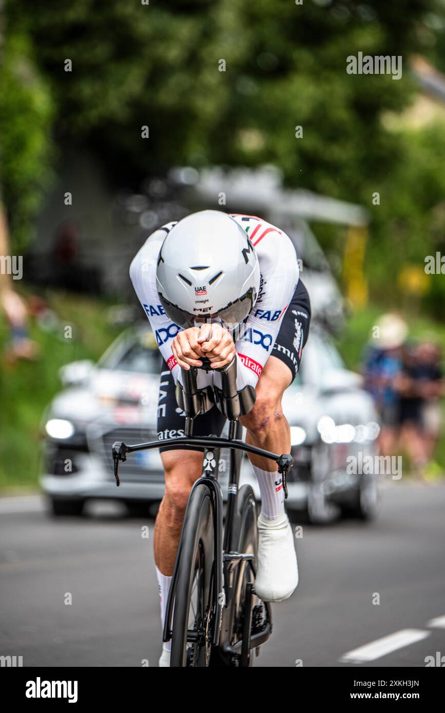 JUAN AYUSO della UAE TEAM EMIRATES in bicicletta nella tappa 7 TT del Tour de France, tra Nuits-Saints-Georges e Gevrey-Chambertain, 05/07/24. Foto Stock