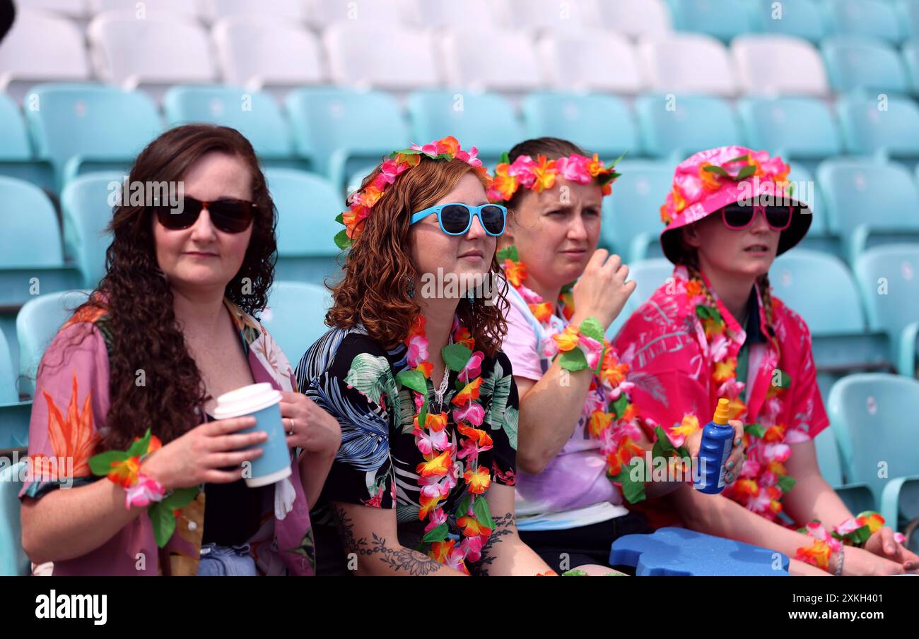 Tifosi in tribuna durante la partita delle cento donne al Kia Oval di Londra. Data foto: Martedì 23 luglio 2024. Foto Stock