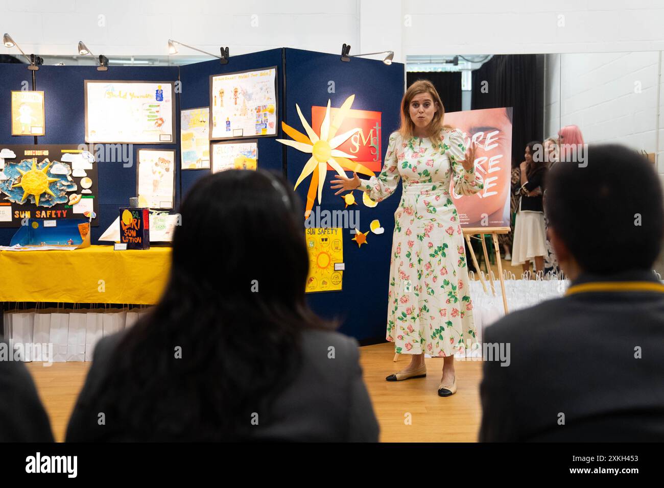 La Principessa Beatrice, patrona della British Skin Foundation, si unisce ai bambini del 5° anno per un'assemblea che sottolinea l'importanza di proteggere la pelle da potenziali tumori cutanei in età avanzata, durante una visita alla scuola elementare di St Mary e St John nel nord-ovest di Londra. Data foto: Martedì 23 luglio 2024. Foto Stock
