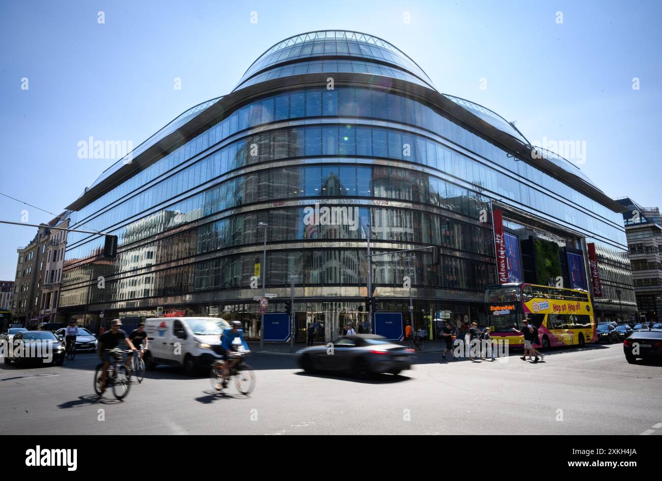 Berlino, Germania. 23 luglio 2024. I grandi magazzini di lusso Galeries Lafayette su Friedrichstrasse a Berlin-Mitte. La catena francese di grandi magazzini Galeries Lafayette chiuderà la filiale di Berlino nel quartiere 207 alla fine di luglio 2024. Il Senato di Berlino sta valutando la possibilità di trasferire la Biblioteca centrale e regionale di Berlino (ZLB) nel complesso dell'edificio. Crediti: Bernd von Jutrczenka/dpa/Alamy Live News Foto Stock