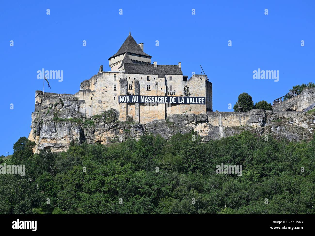 Striscione di protesta appeso allo Chateau de Castlenaud con scritto “non au massacre de la Valley”. Sta protestando contro la proposta di bypass di Beynac Foto Stock