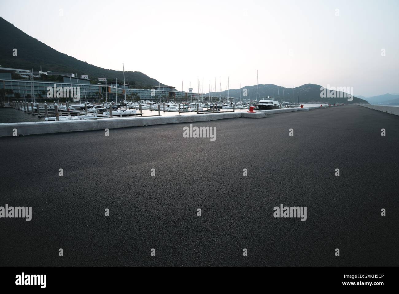 strada asfaltata accanto al mare Foto Stock