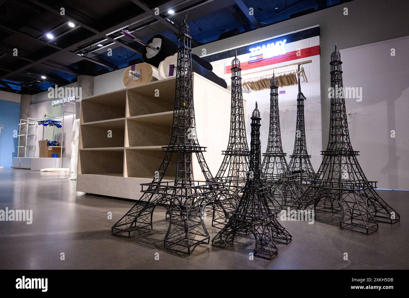 Berlino, Germania. 23 luglio 2024. Gli oggetti decorativi a forma di Torre Eiffel si trovano in un'area già vuota del grande magazzino di lusso Galeries Lafayette su Friedrichstrasse a Berlino-Mitte. La catena francese di grandi magazzini Galeries Lafayette chiuderà la filiale di Berlino nel quartiere 207 alla fine di luglio 2024. Il Senato di Berlino sta valutando la possibilità di trasferire la Biblioteca centrale e regionale di Berlino (ZLB) nel complesso dell'edificio. Crediti: Bernd von Jutrczenka/dpa/Alamy Live News Foto Stock