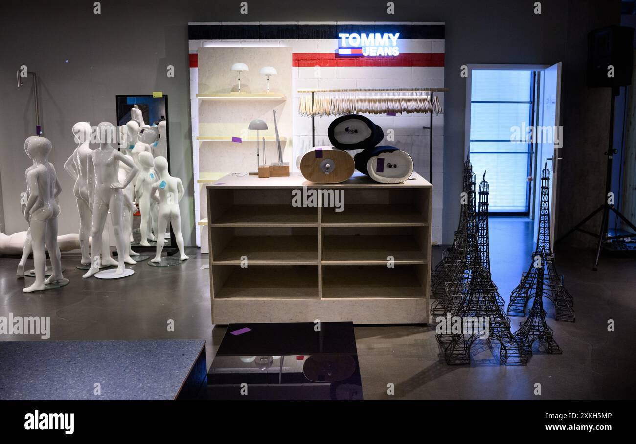 PRODUZIONE - 23 luglio 2024, Berlino: Manichini e oggetti decorativi a forma di Torre Eiffel stand in un'area del grande magazzino di lusso Galeries Lafayette su Friedrichstrasse a Berlino-Mitte che è già stata lasciata libera. La catena francese di grandi magazzini Galeries Lafayette chiuderà la filiale di Berlino nel quartiere 207 alla fine di luglio 2024. Il Senato di Berlino sta valutando la possibilità di trasferire la Biblioteca centrale e regionale di Berlino (ZLB) nel complesso dell'edificio. Foto: Bernd von Jutrczenka/dpa Foto Stock
