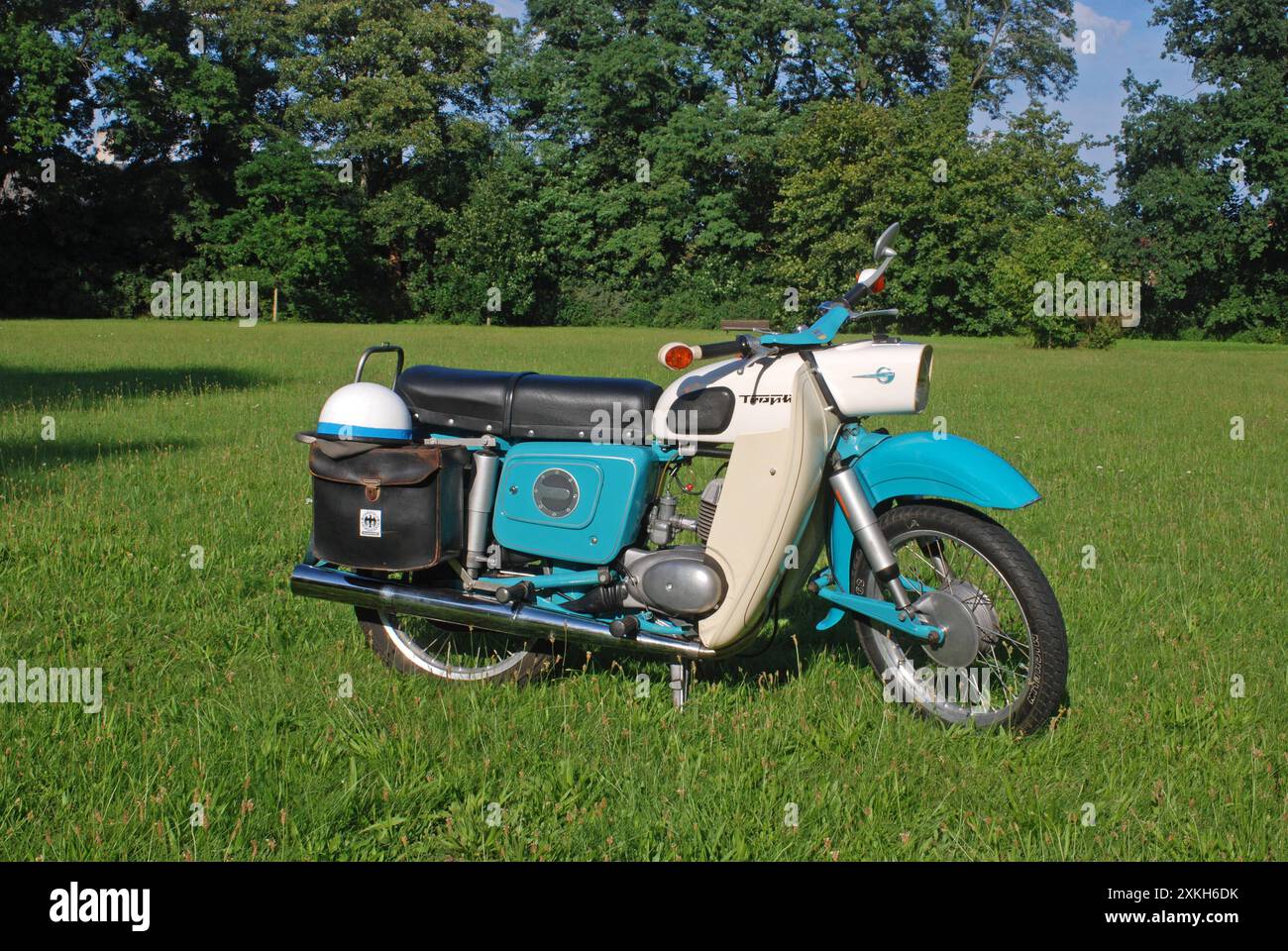 09.08.2014 MZ ES 150 Deutschland/ Sachsen Anhalt/ Altmark/ Altmarkkreis Salzwedel/ Stadt Klötze/ Ortsteil Kunrau/ Motorrad/ MZ ES 150/ Baujahr 1970/ restauriert/ Tasche und Helm auf dem Seitengepäckträger *** 09 08 2014 MZ ES 150 Germania Sassonia Anhalt Altmark Altmarkkreis Salzwedel Stadt Klötze Ortsteil Kunrau Motorcycle MZ ES 150 anno 1970 borsa e casco restaurati sul supporto laterale Foto Stock