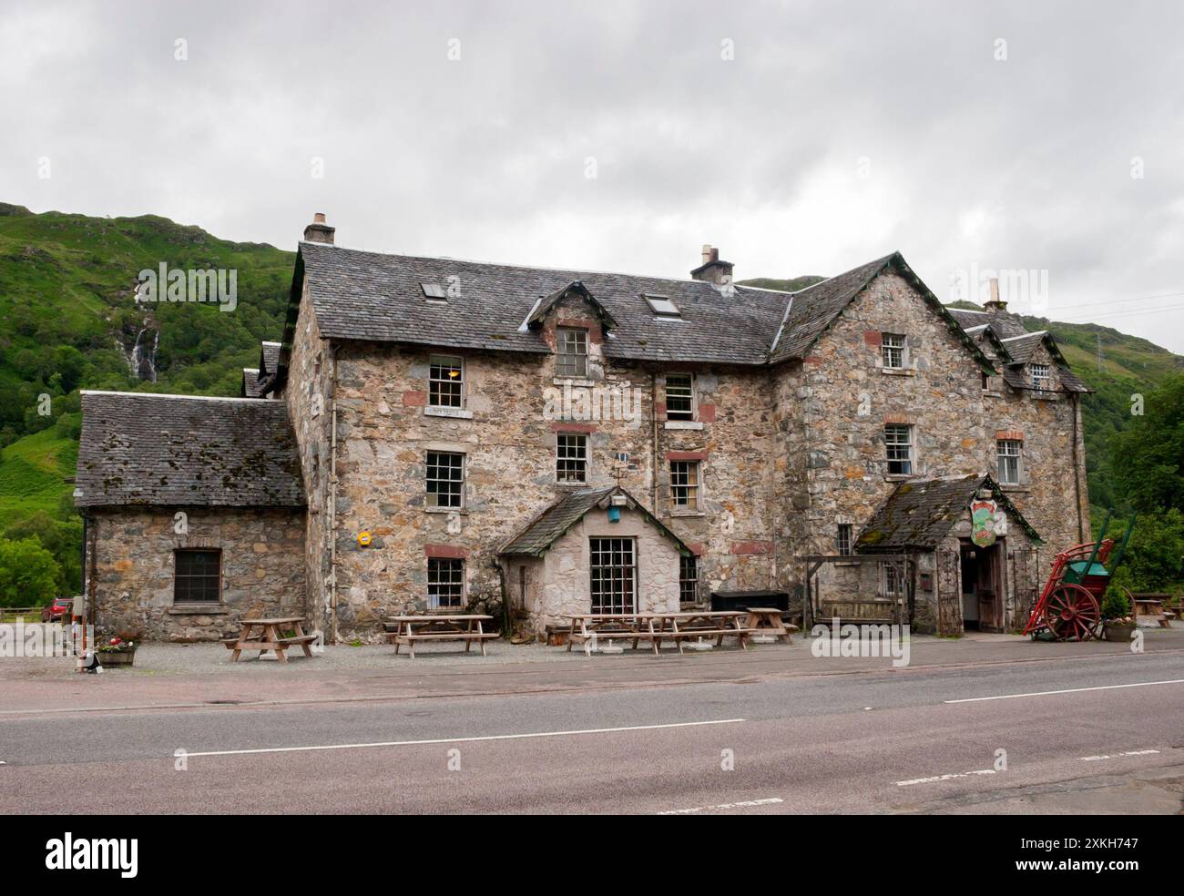 Il Drovers' Inn, Inverarnan, Loch Lomond, Scozia. Una locanda vecchia di trecento anni a Loch Lomond, nel Parco Nazionale di Trossachs e sulla strada Foto Stock