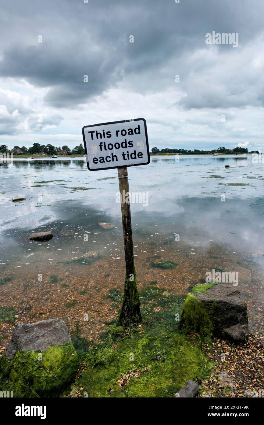 Questa strada inonda ad ogni segnale di marea a Bosham, West Sussex Foto Stock