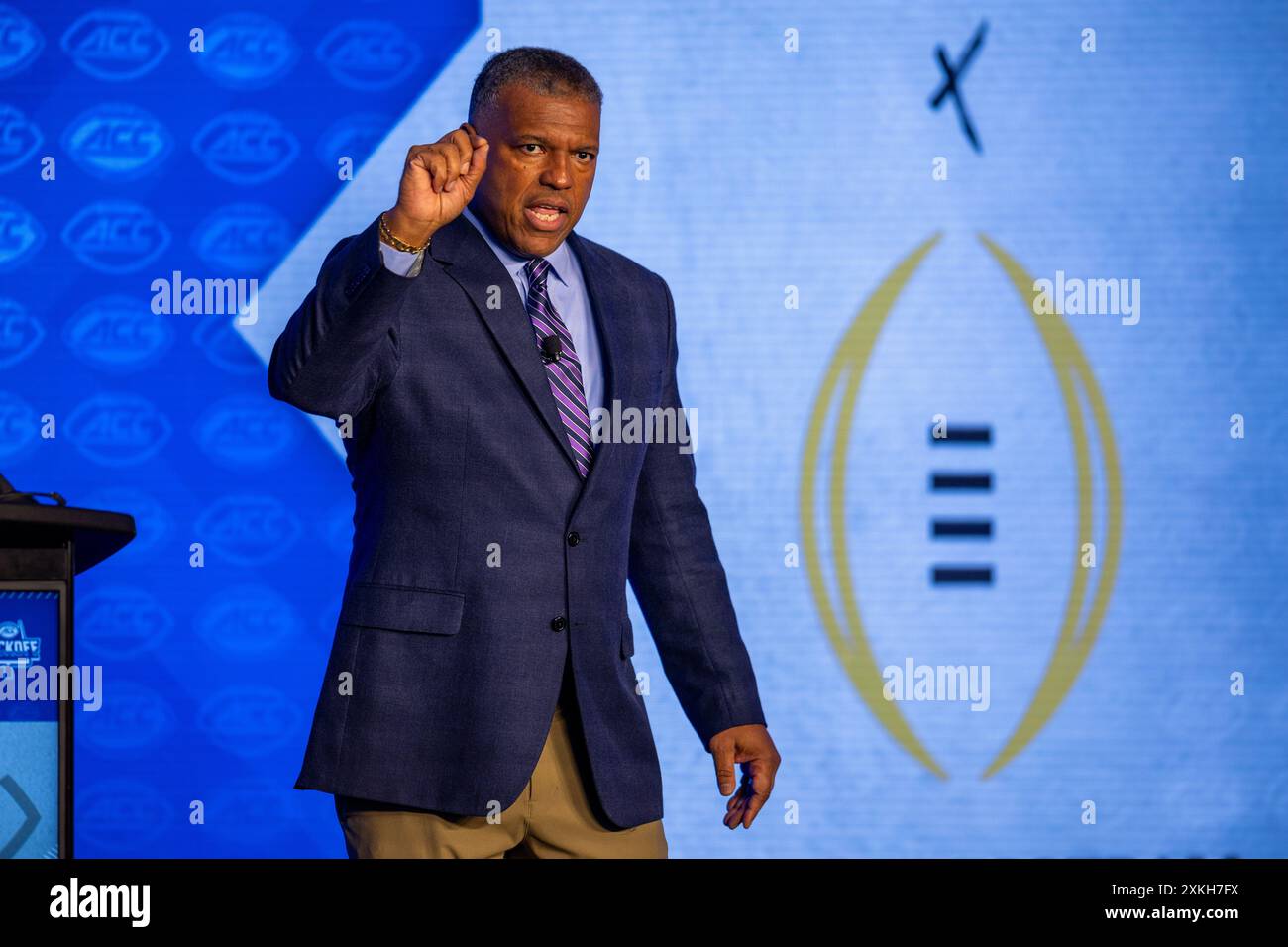 Charlotte, North Carolina, Stati Uniti. 23 luglio 2024. Direttore esecutivo del College Football Playoff Rich Clark parla ai media durante l'ACC Football Kickoff 2024 all'Hilton Uptown Charlotte a Charlotte, North Carolina. (Scott Kinser/Cal Sport Media). Crediti: csm/Alamy Live News Foto Stock