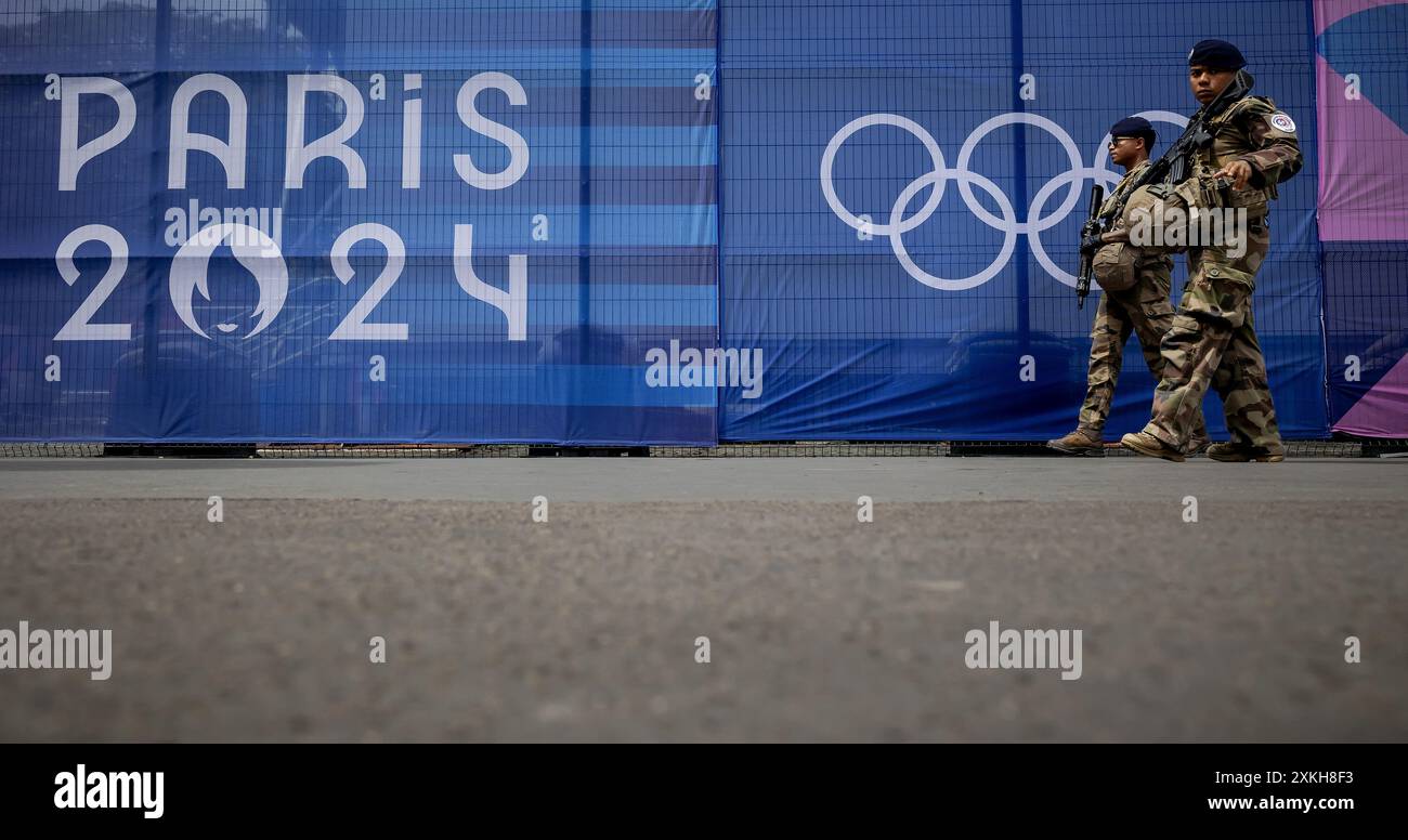 PARIGI - personale militare prima dell'inizio dei Giochi Olimpici di Parigi. (Foto scattata con una lente fisheye) ANP ROBIN VAN LONKHUIJSEN Foto Stock