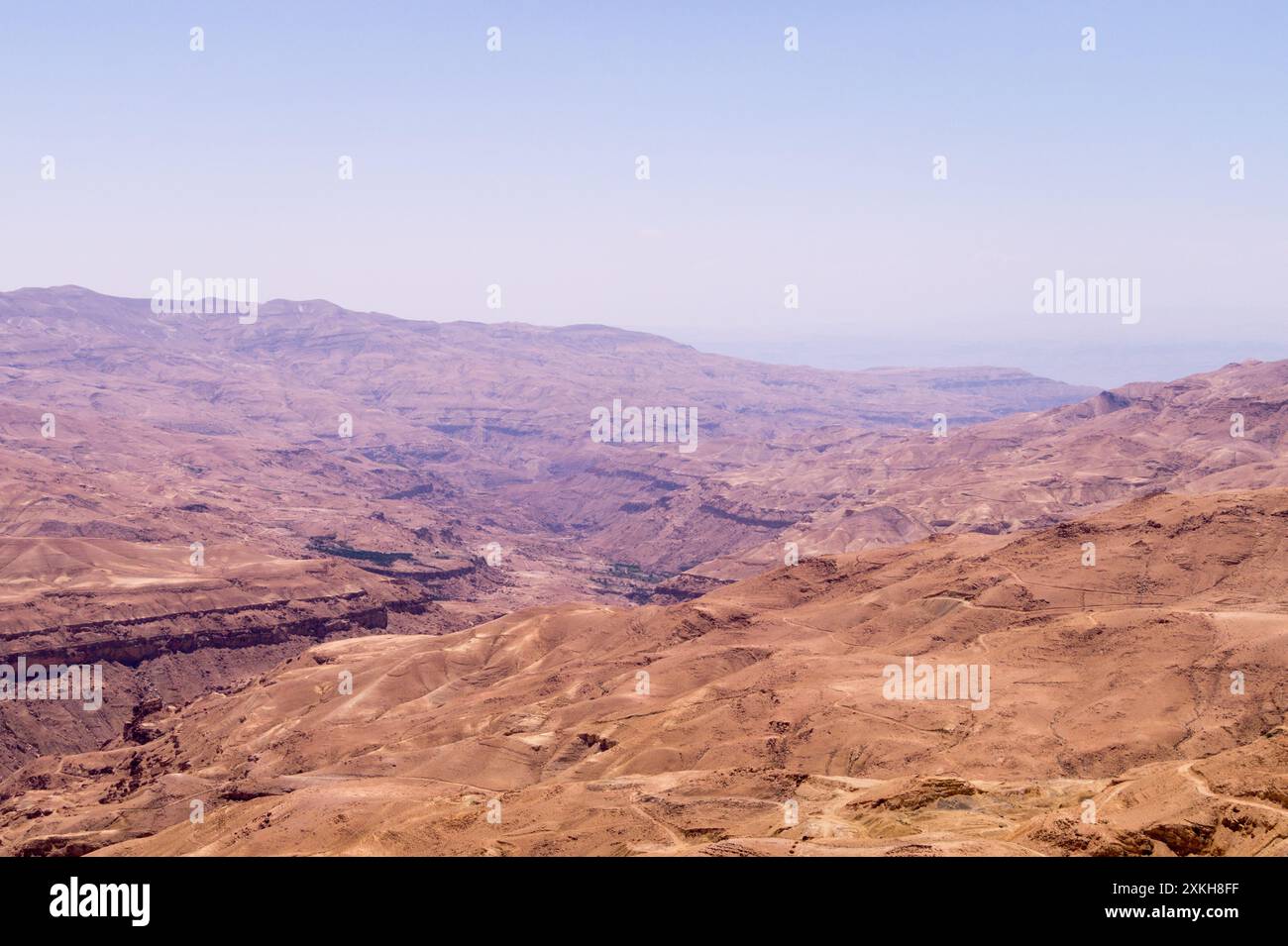 Vista del deserto intorno alla diga di al Mujib, Wadi Mujib, governatorato di Madaba, Giordania Foto Stock