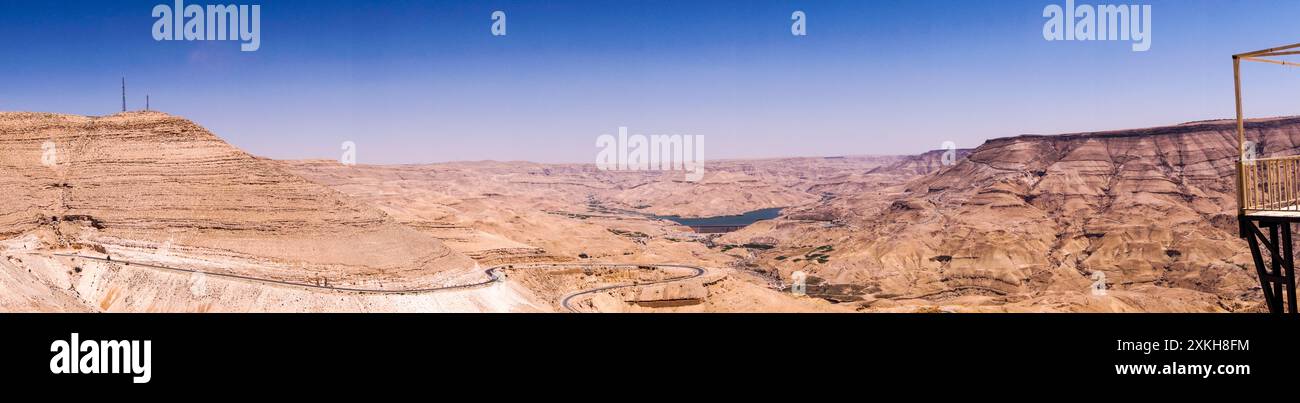 Vista panoramica del deserto intorno alla diga di al Mujib, Wadi Mujib, governatorato di Madaba, Giordania Foto Stock
