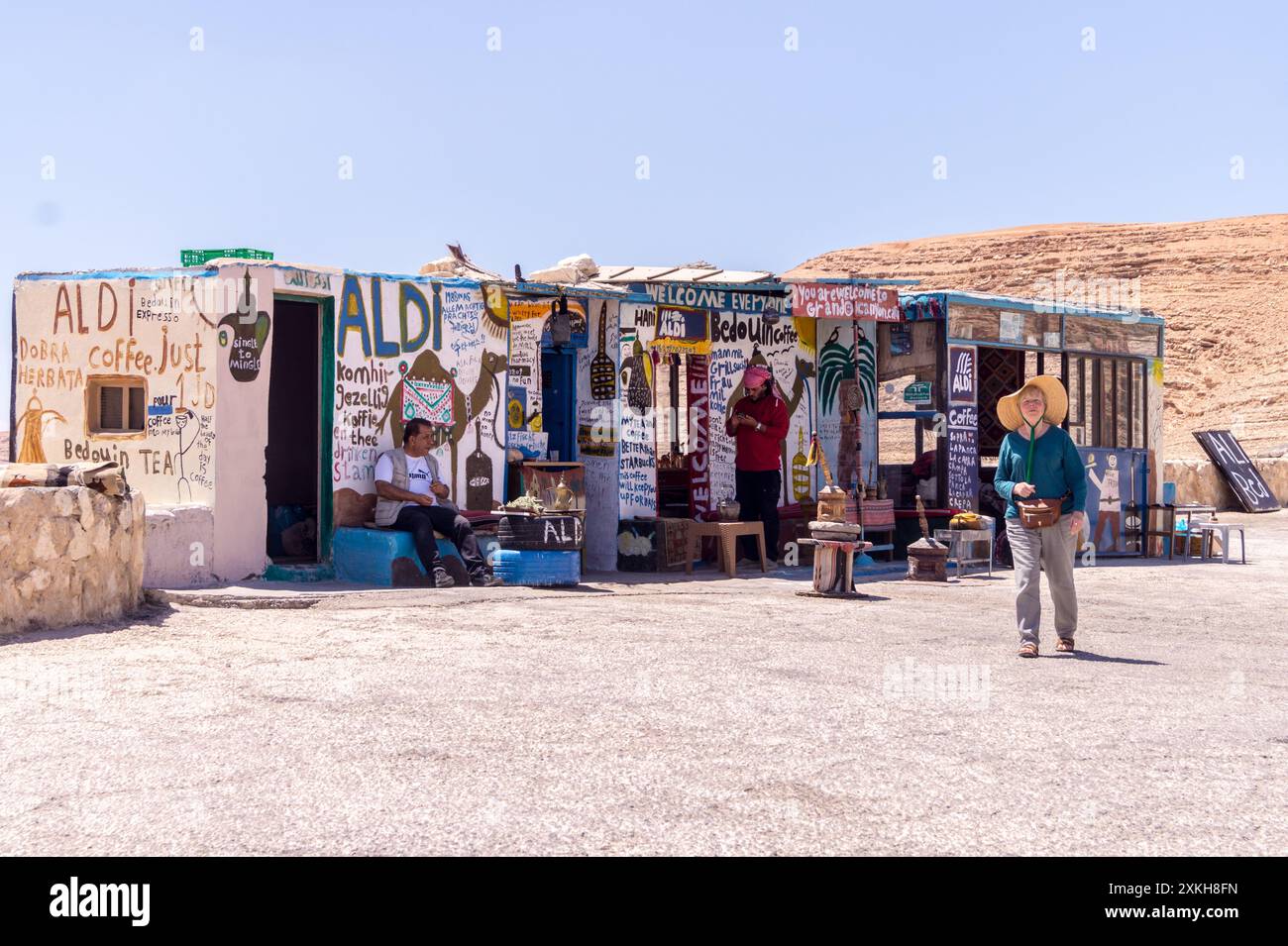 Donna turistica fuori dalla caffetteria beduina Aldi e chiosco di souvenir presso il panorama Moujib vicino a Wadi Mujib, in Giordania Foto Stock