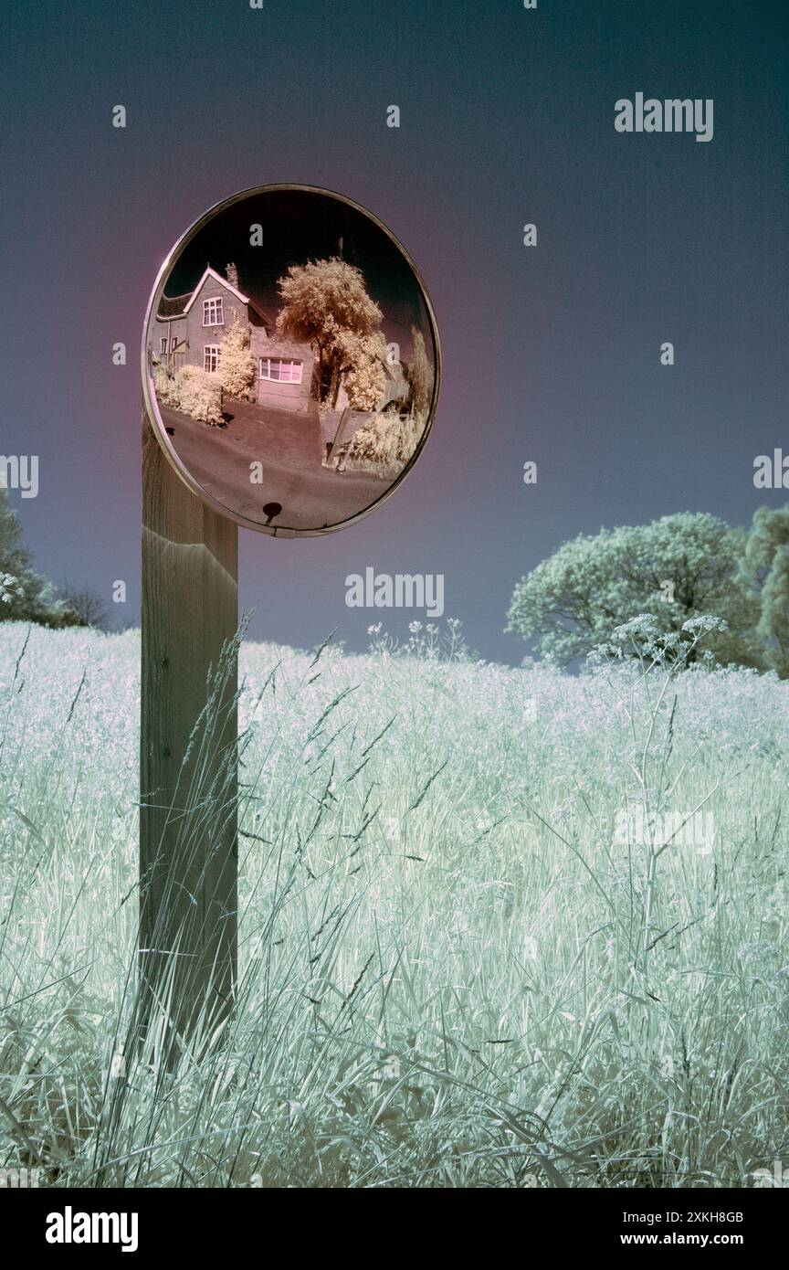 immagine a infrarossi in falsi colori dello specchietto per la sicurezza stradale mettingham suffolk inghilterra Foto Stock