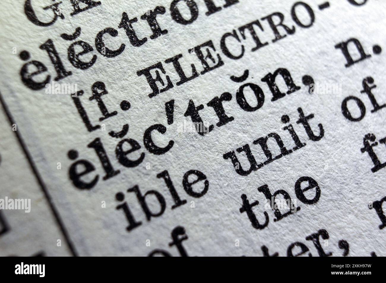 Elettrone di parola sulla pagina del dizionario, primo piano della macro Foto Stock