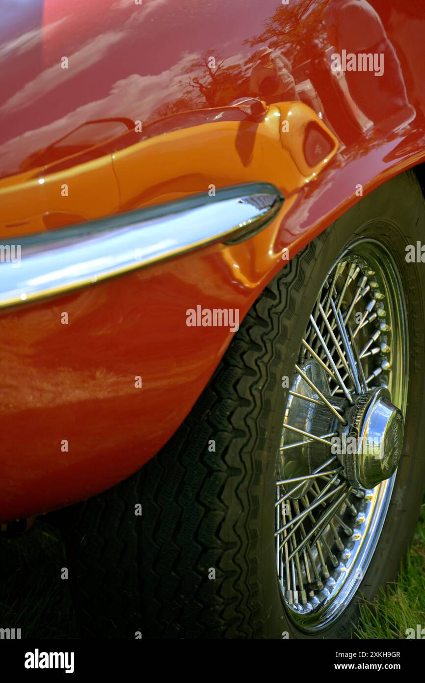 riflesso nel quarto posteriore della classica e-type jaguar sportiva norfolk inghilterra Foto Stock