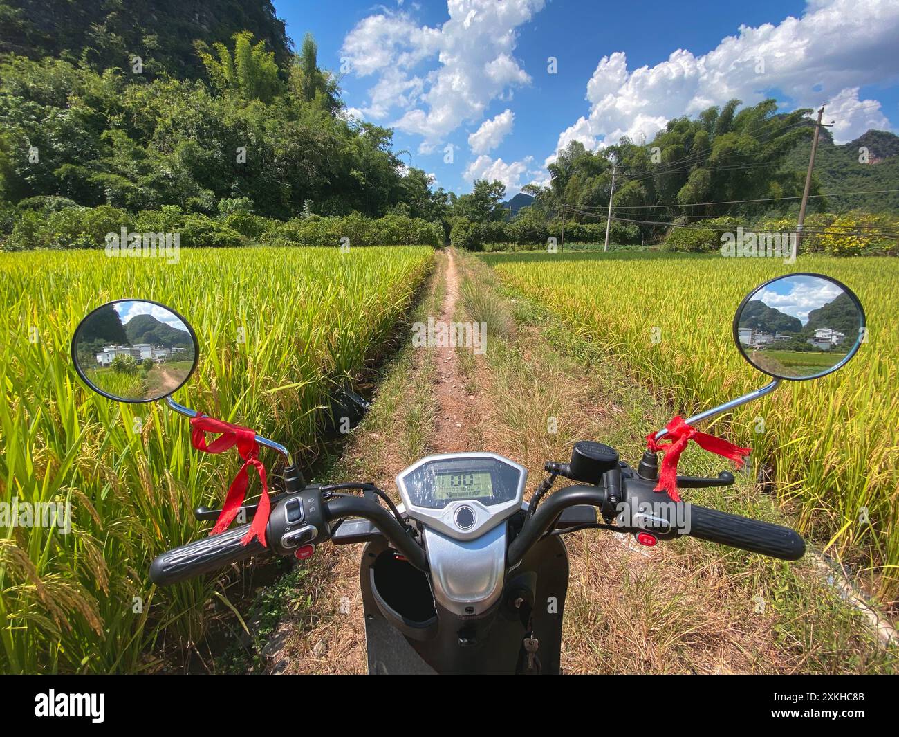 Paesaggio in moto a yangshuo cina Foto Stock