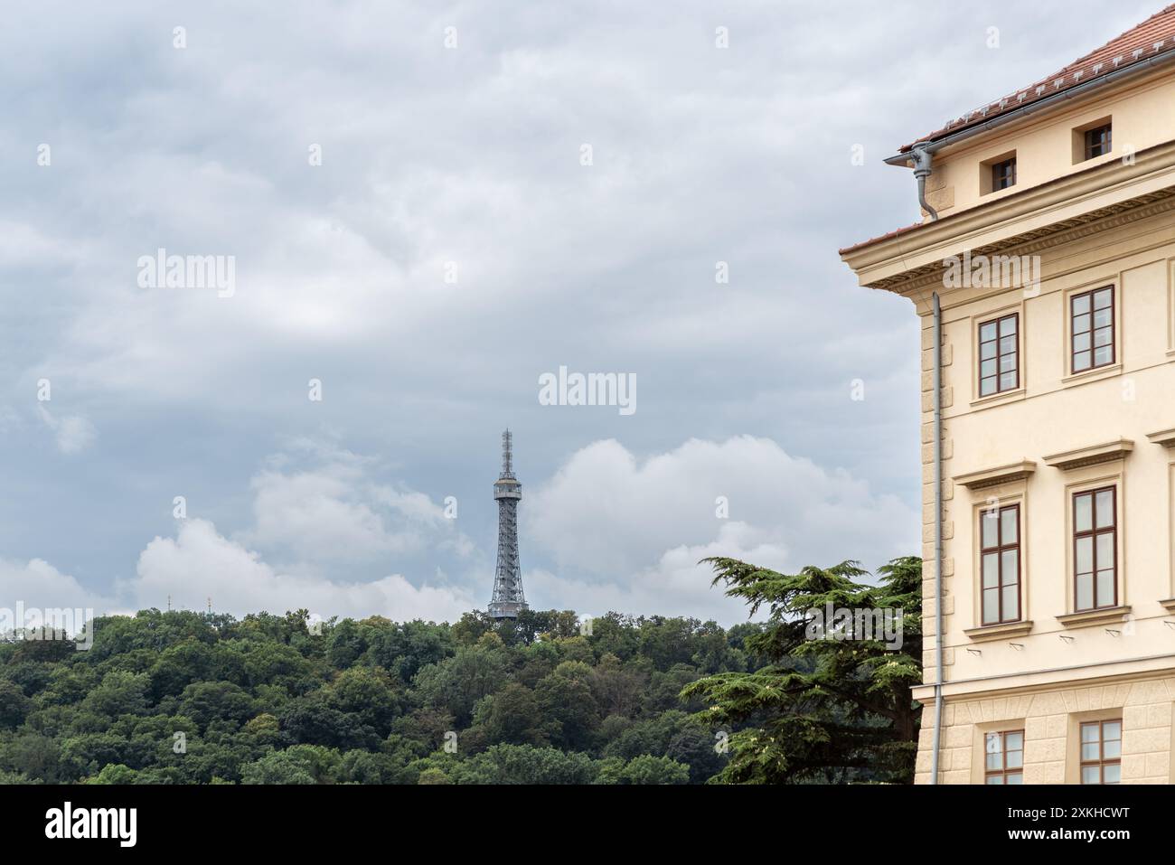 Torre Petrin Lookout in acciaio costruita nel 1891, somiglia alla piccola Torre Eiffel, sulla collina Petrin a Praga, capitale della Repubblica Ceca Foto Stock