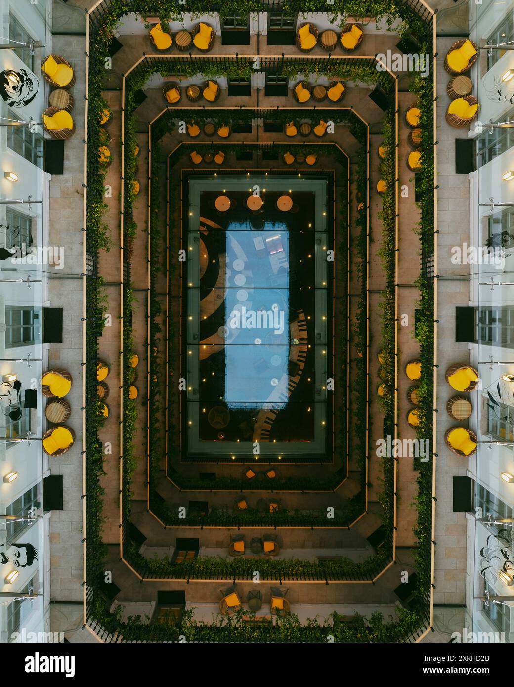 UNGHERIA, BUDAPEST - 06.23.2024 Vista aerea del famoso Skybar High Note sulla sommità dell'aria Hotel Budapest. Foto Stock