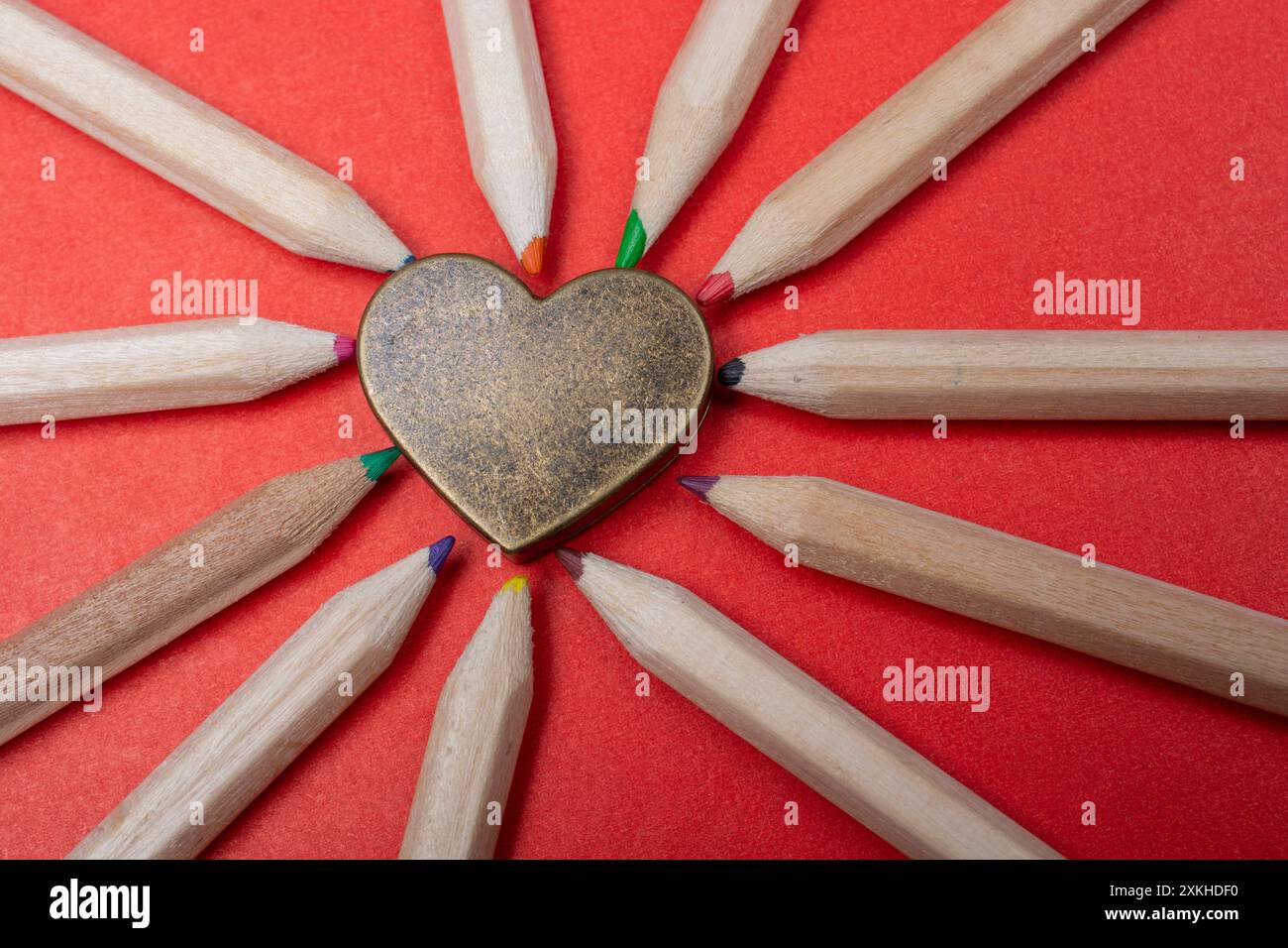 Cuore con matite multicolore affilate Foto Stock