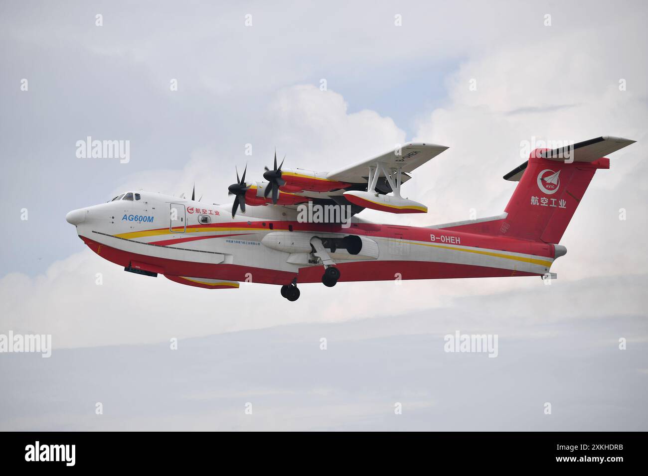 (240723) -- XI'AN, 23 luglio 2024 (Xinhua) -- Un grande velivolo anfibio AG600 cinese conduce un test di volo nella contea di Pucheng, nella provincia di Shaanxi, nella Cina nord-occidentale, 17 luglio 2024. Il grande aereo anfibio AG600 della Cina è entrato nella fase dei test di volo di certificazione, l'Aviation Industry Corporation of China (AVIC) ha annunciato martedì. Martedì, il Centro di certificazione dell'aeronavigabilità dell'Amministrazione dell'aviazione cinese ha rilasciato l'autorizzazione all'ispezione di tipo (TIA) al primo modello della famiglia di aeromobili anfibi grandi AG600, ha detto l'AVIC, il principale costruttore di aeromobili cinese Foto Stock