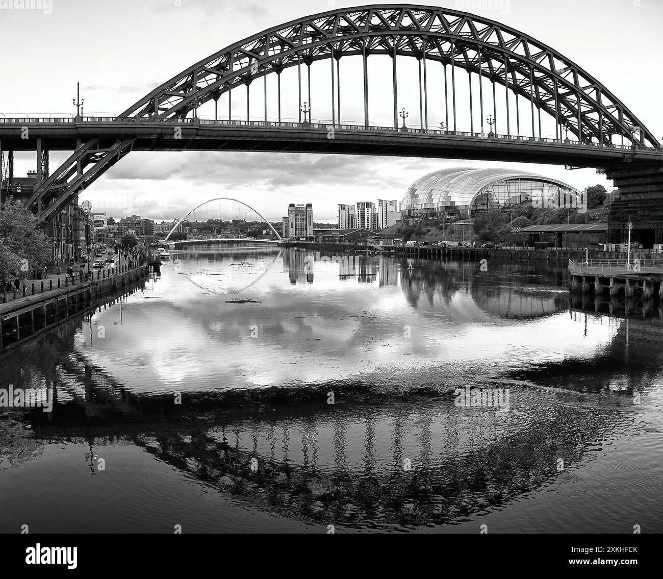 L'iconico Tyne Bridge incornicia la vista lungo il fiume Tyne verso il Millennium Bridge e la Glasshouse. Foto Stock