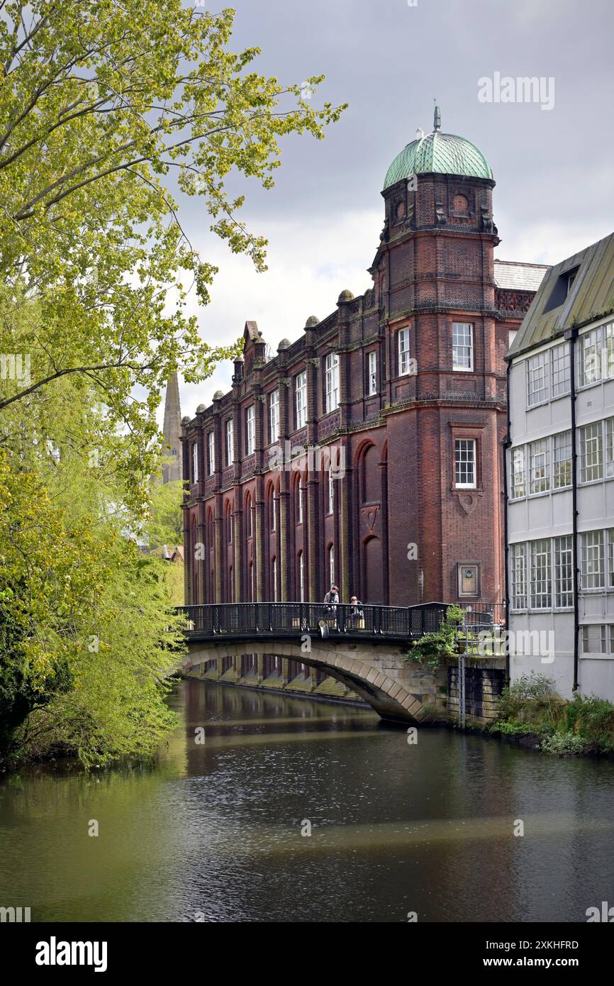 ponte di san giorgio sul fiume wensum norwich con l'università delle arti a cupola, norwich, inghilterra Foto Stock