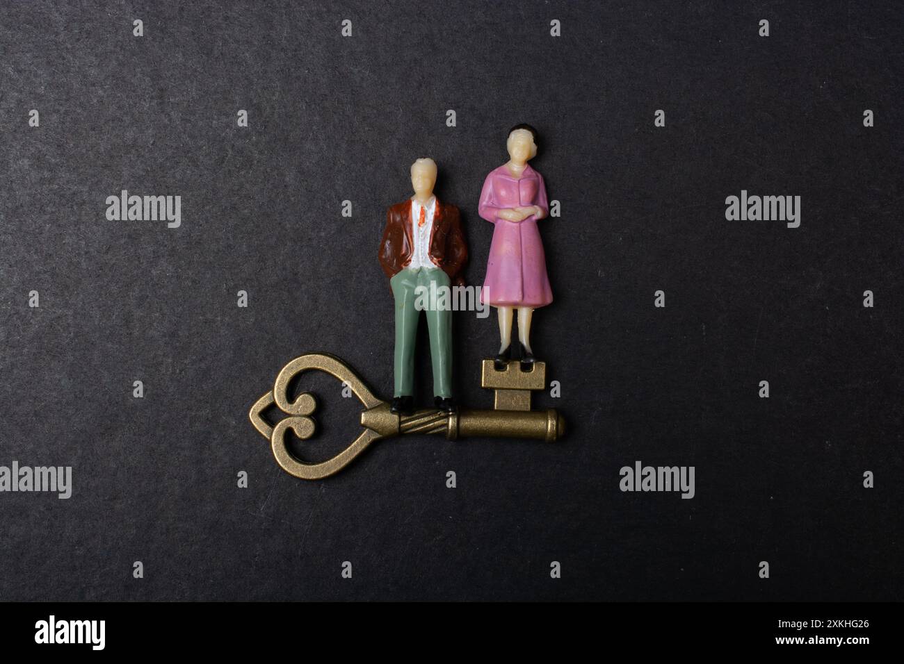 Minuscola figurina di uomo e donna modello in miniatura in vista Foto Stock