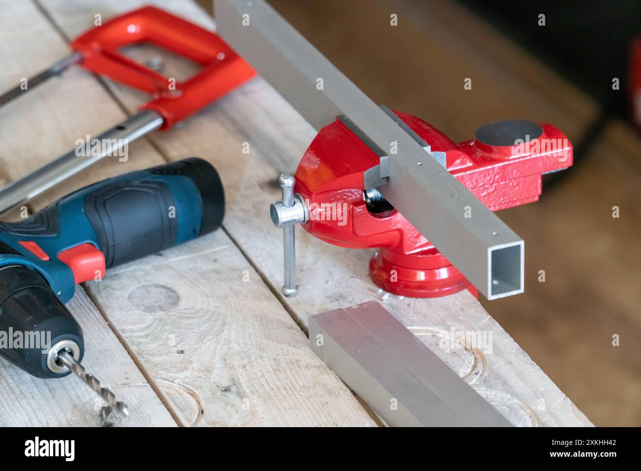 Dettagli in alluminio inseriti nella morsa di un fabbro. Foto Stock