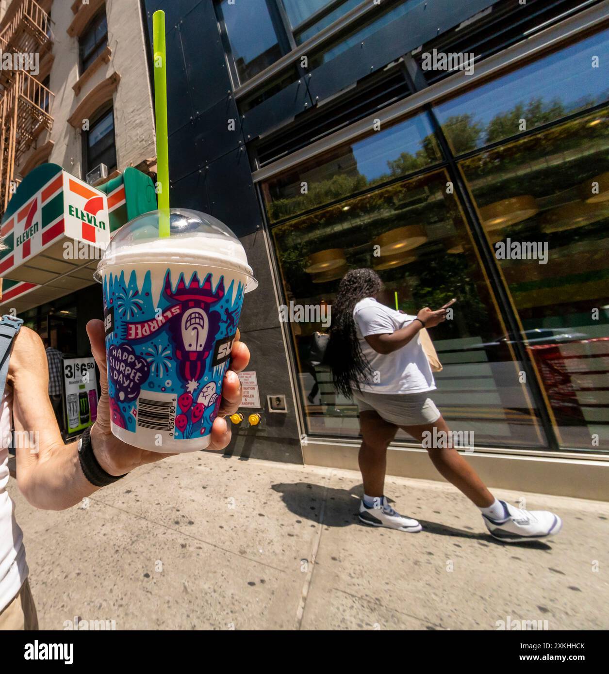Giovedì 11 luglio 2024 (7-11, Prendilo?) in un negozio 7-Eleven di New York, la festa autoproclamata, Free Slurpee Day! Le famose bevande ghiacciate, sobrie e sciroppate sono disponibili in combinazioni e i negozi sono pieni di barili di sciroppo extra per soddisfare la domanda prevista. Secondo i dati meticolosi mantenuti da 7-Eleven, vendono in media 14 milioni di Slurpie al mese e oltre 150 milioni di Slurpie all'anno. (© Richard B. Levine) Foto Stock