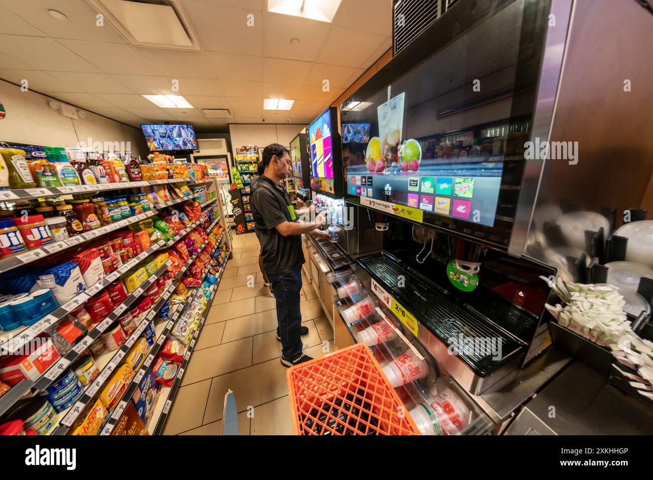 Slurpeesare gratis preparato in un negozio 7-Eleven a New York giovedì 11 luglio 2024 (7-11, Prendilo?), la festa autoproclamata, Free Slurpee Day! Le famose bevande ghiacciate, sobrie e sciroppate sono disponibili in combinazioni e i negozi sono pieni di barili di sciroppo extra per soddisfare la domanda prevista. Secondo i dati meticolosi mantenuti da 7-Eleven, vendono in media 14 milioni di Slurpie al mese e oltre 150 milioni di Slurpie all'anno. (© Richard B. Levine) Foto Stock
