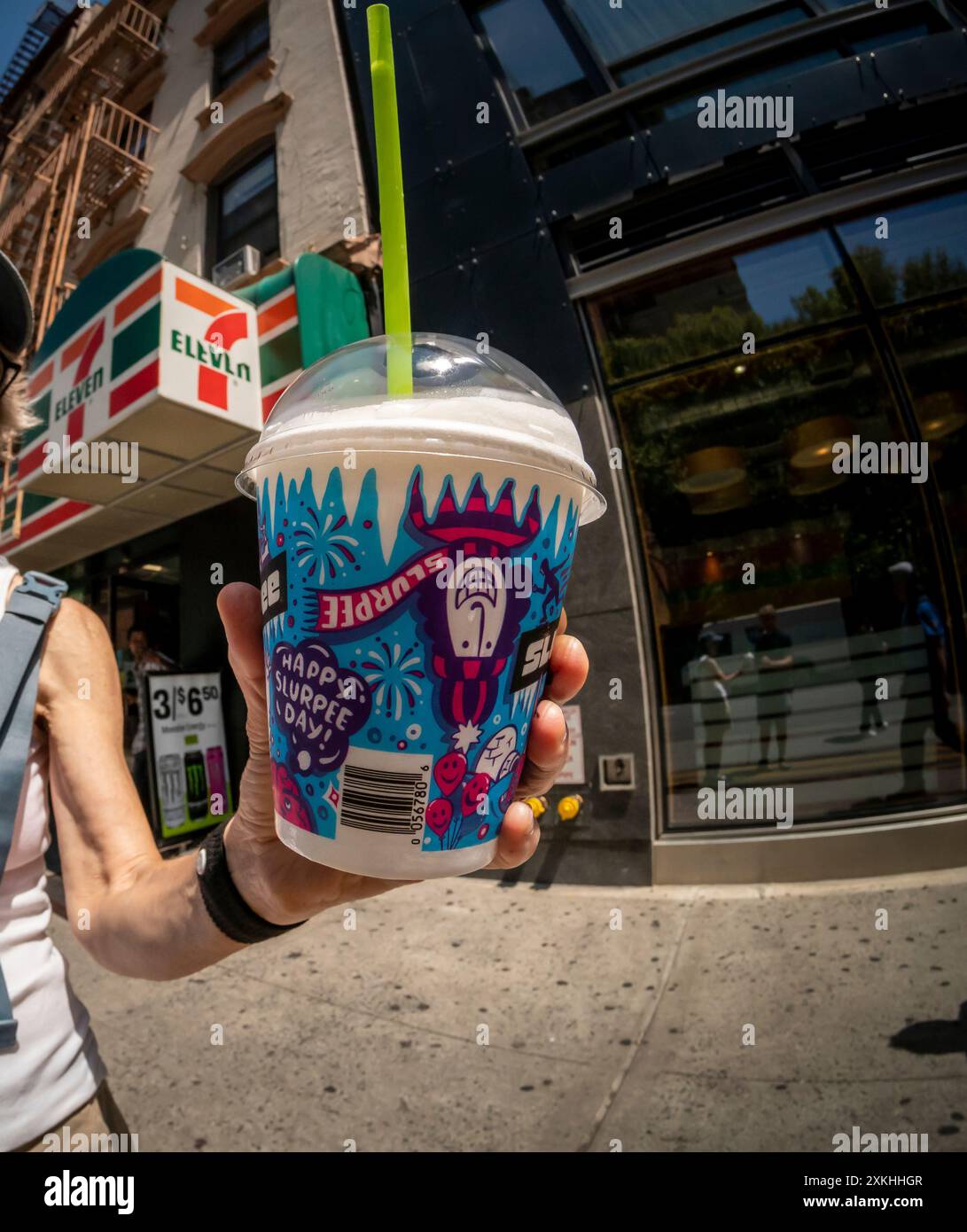 Giovedì 11 luglio 2024 (7-11, Prendilo?) in un negozio 7-Eleven di New York, la festa autoproclamata, Free Slurpee Day! Le famose bevande ghiacciate, sobrie e sciroppate sono disponibili in combinazioni e i negozi sono pieni di barili di sciroppo extra per soddisfare la domanda prevista. Secondo i dati meticolosi mantenuti da 7-Eleven, vendono in media 14 milioni di Slurpie al mese e oltre 150 milioni di Slurpie all'anno. (© Richard B. Levine) Foto Stock