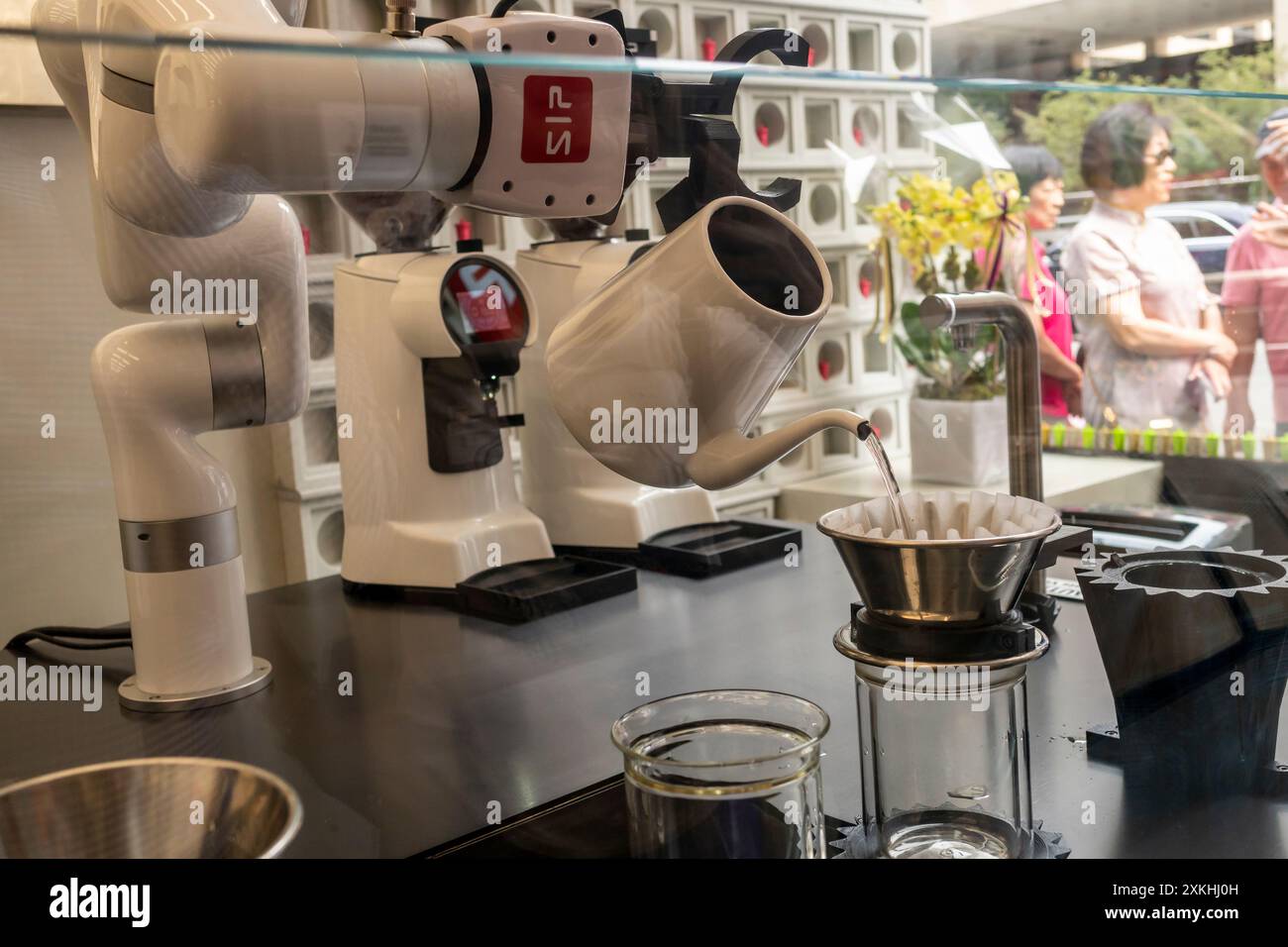 Il barista robotizzato crea porzioni di caffè Pour Over in occasione della grande inaugurazione di SIP Coffee a Chelsea, New York, sabato 20 luglio 2024. (© Richard B. Levine) Foto Stock Il barista robotizzato crea porzioni di caffè Pour Over in occasione della grande inaugurazione di SIP Coffee a Chelsea, New York, sabato 20 luglio 2024. (© Richard B. Levine) Foto Stock