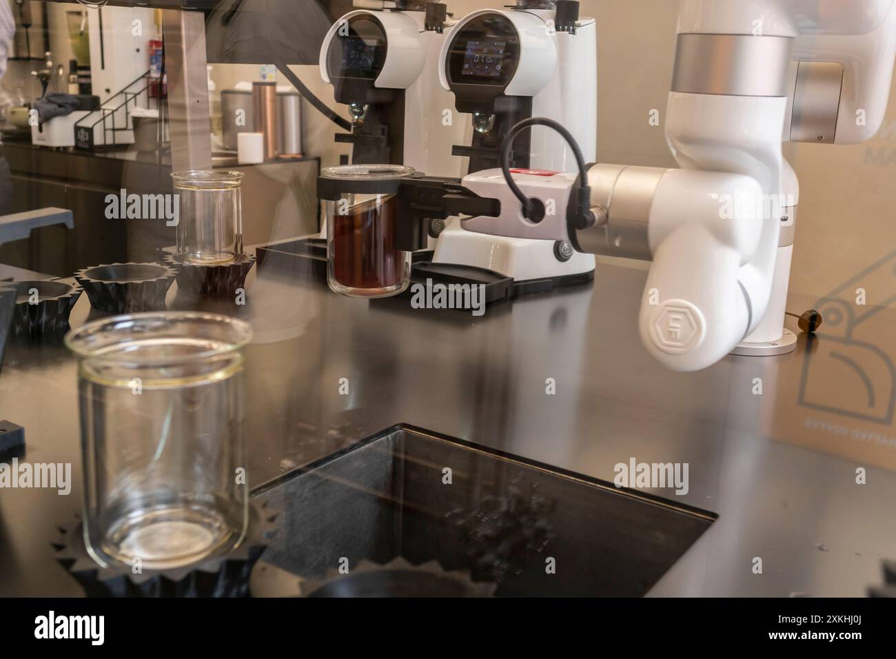 Il barista robotizzato crea porzioni di caffè Pour Over in occasione della grande inaugurazione di SIP Coffee a Chelsea, New York, sabato 20 luglio 2024. (© Richard B. Levine) Foto Stock Il barista robotizzato crea porzioni di caffè Pour Over in occasione della grande inaugurazione di SIP Coffee a Chelsea, New York, sabato 20 luglio 2024. (© Richard B. Levine) Foto Stock