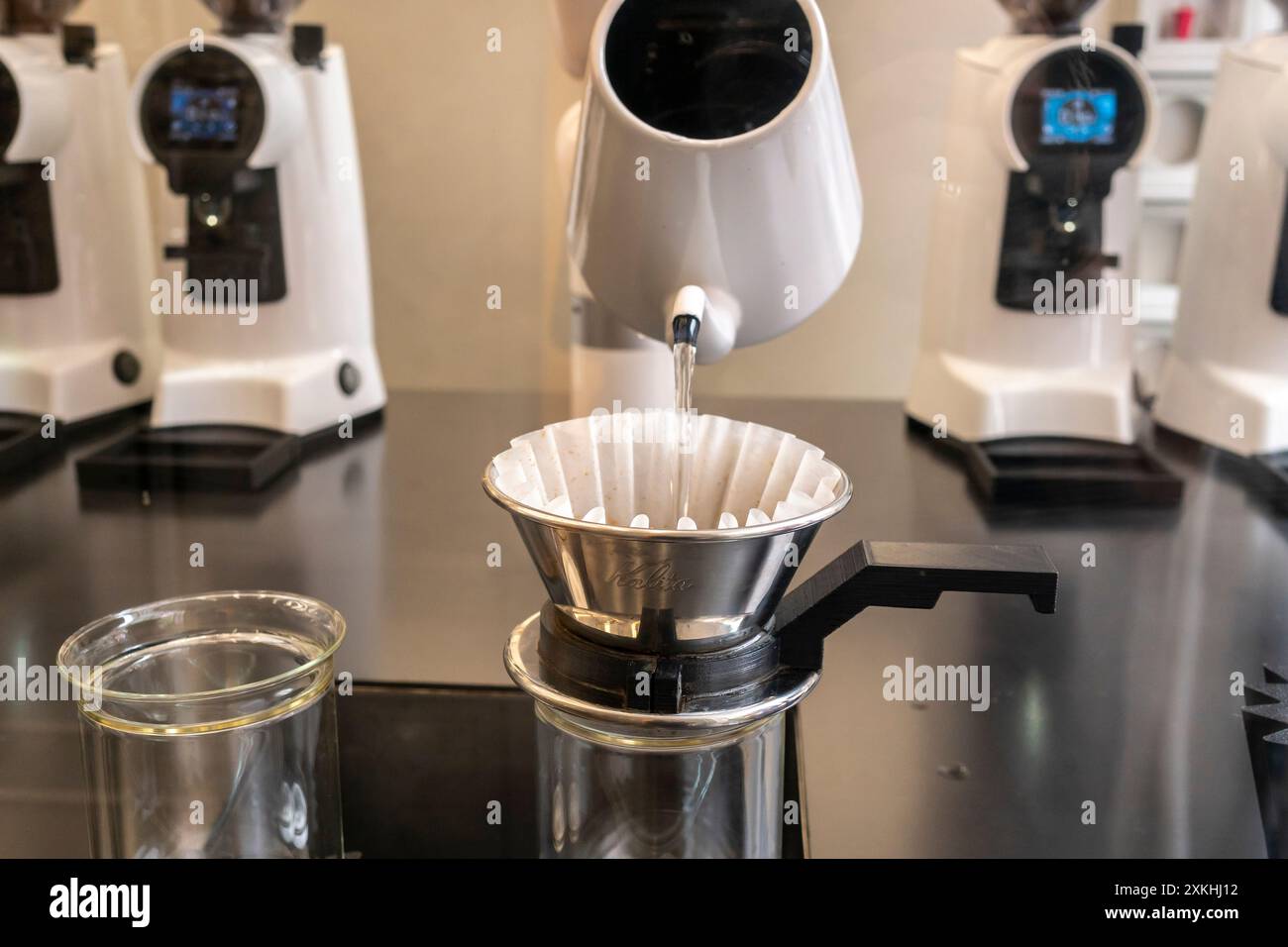 Il barista robotizzato crea porzioni di caffè Pour Over in occasione della grande inaugurazione di SIP Coffee a Chelsea, New York, sabato 20 luglio 2024. (© Richard B. Levine) Foto Stock Il barista robotizzato crea porzioni di caffè Pour Over in occasione della grande inaugurazione di SIP Coffee a Chelsea, New York, sabato 20 luglio 2024. (© Richard B. Levine) Foto Stock