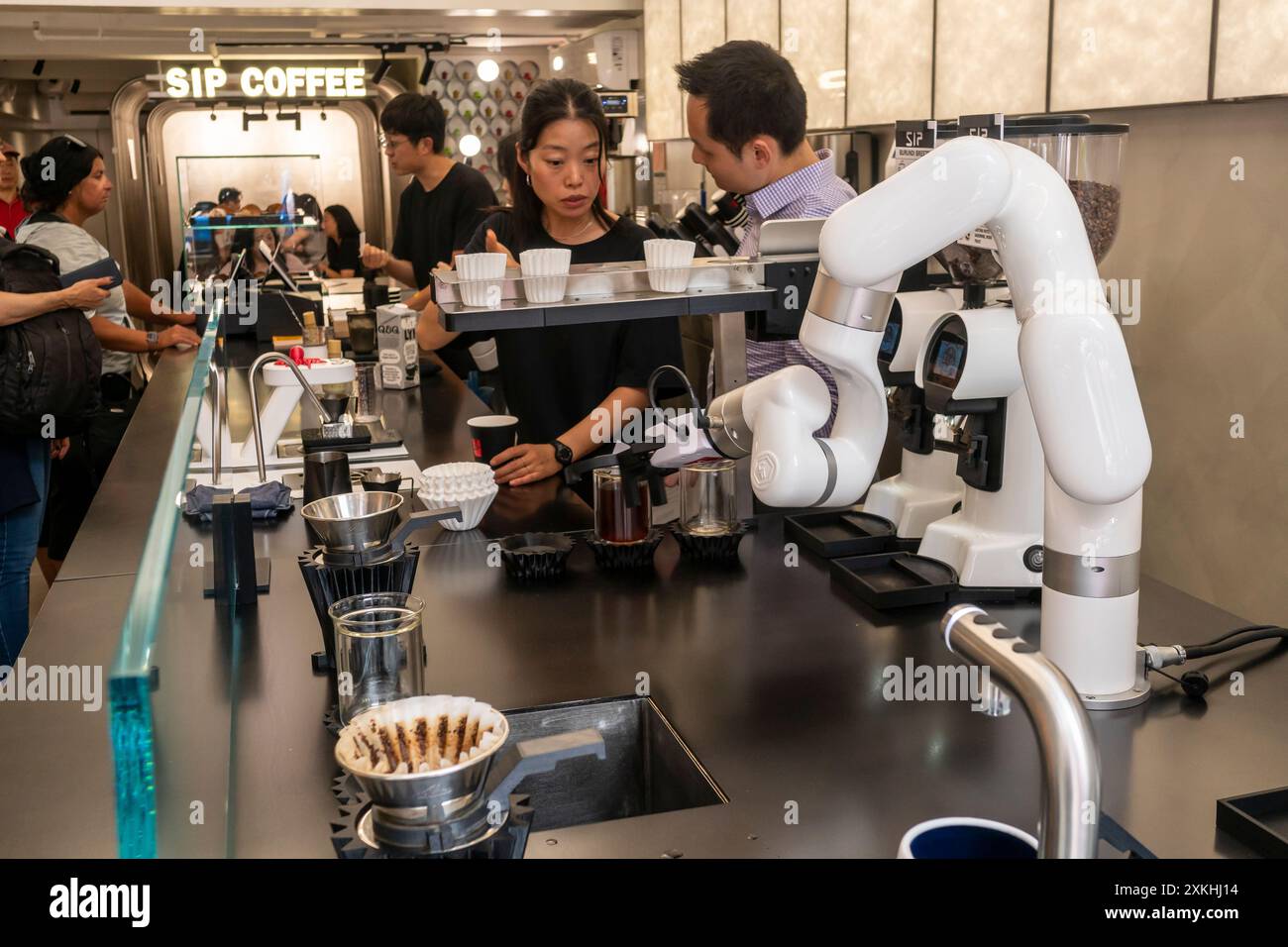 Il barista robotizzato crea porzioni di caffè Pour Over in occasione della grande inaugurazione di SIP Coffee a Chelsea, New York, sabato 20 luglio 2024. (© Richard B. Levine) Foto Stock Il barista robotizzato crea porzioni di caffè Pour Over in occasione della grande inaugurazione di SIP Coffee a Chelsea, New York, sabato 20 luglio 2024. (© Richard B. Levine) Foto Stock