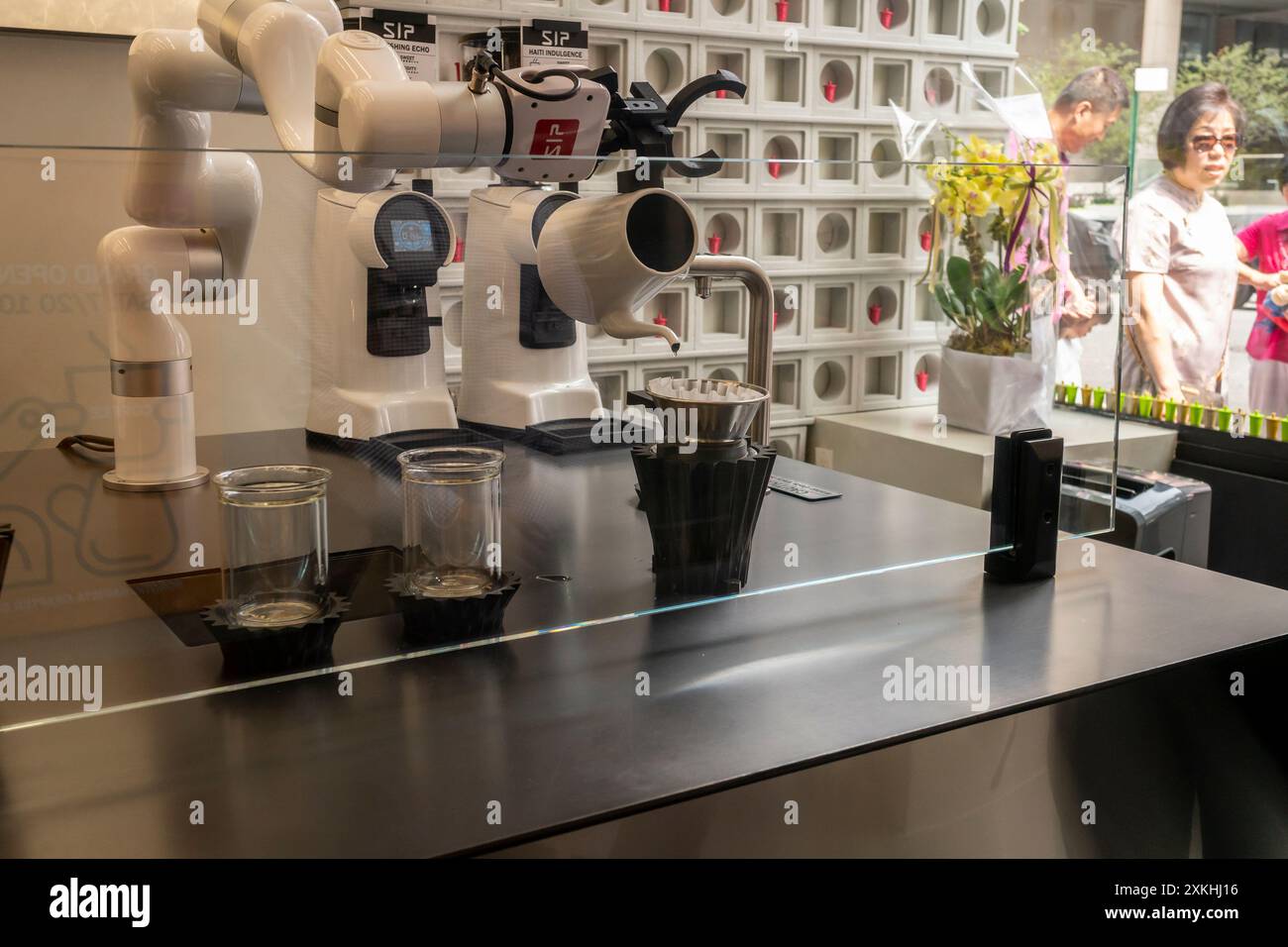 Il barista robotizzato crea porzioni di caffè Pour Over in occasione della grande inaugurazione di SIP Coffee a Chelsea, New York, sabato 20 luglio 2024. (© Richard B. Levine) Foto Stock Il barista robotizzato crea porzioni di caffè Pour Over in occasione della grande inaugurazione di SIP Coffee a Chelsea, New York, sabato 20 luglio 2024. (© Richard B. Levine) Foto Stock