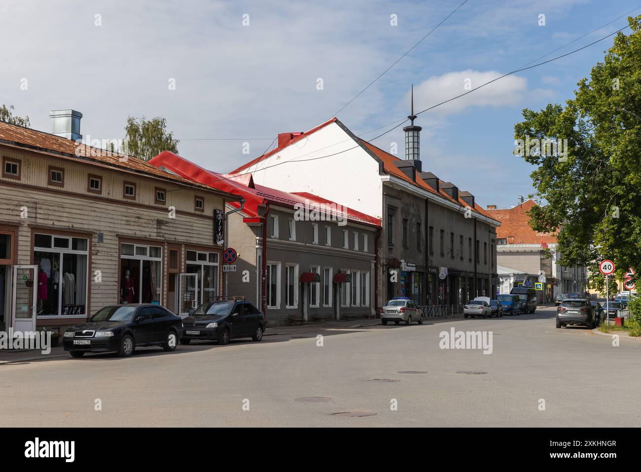 Sortavala, Russia - 21 luglio 2024: Foto di Kirov Street View scattata nelle soleggiate giornate estive, persone comuni e auto parcheggiate sono in strada Foto Stock