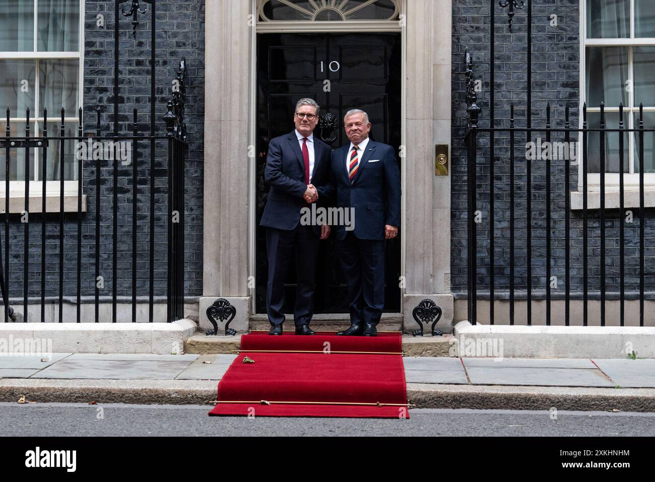 Il primo ministro Sir Keir Starmer dà il benvenuto a re Abd Allah II bin al-Hussein di Giordania al 10 di Downing Street, Londra. Data foto: Martedì 23 luglio 2024. Foto Stock