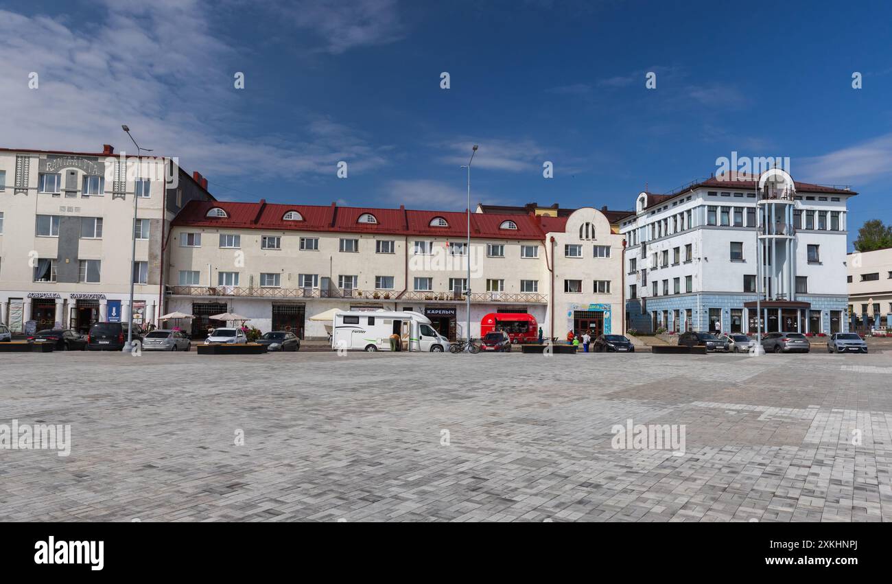 Sortavala, Russia - 21 luglio 2024: Vista sulla strada di Chkalov, foto panoramica scattata in un giorno estivo di sole. La gente comune cammina per la strada vicino alle auto parcheggiate Foto Stock