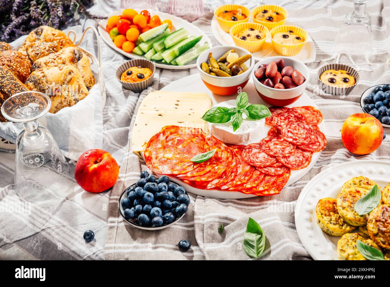 Picnic, antipasti e vassoio di formaggi e carne con muffin dolci e salati e frutta Foto Stock