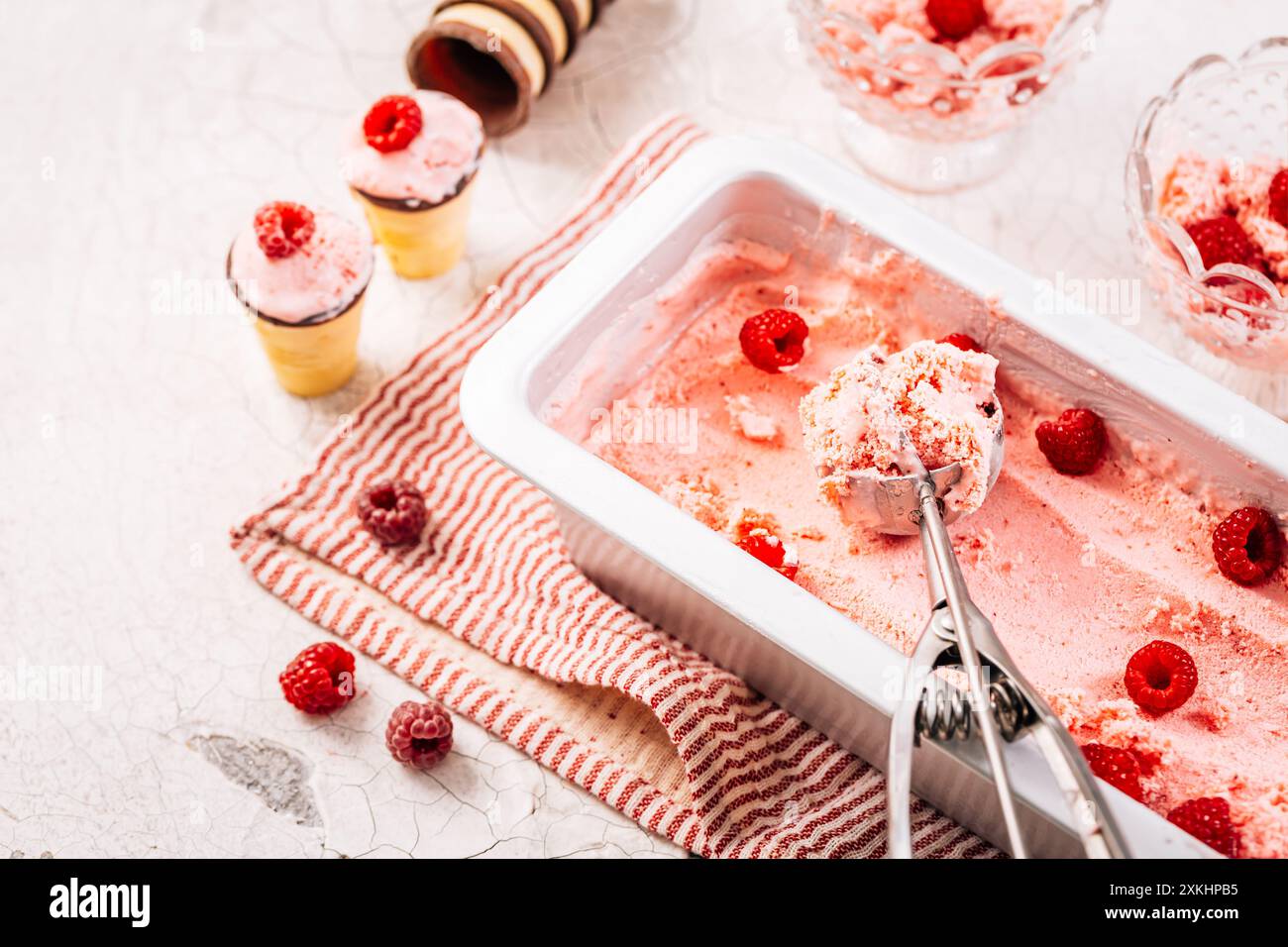 Yogurt surgelato ai lamponi fatto in casa, gelato o sorbetto con frutti di bosco freschi Foto Stock