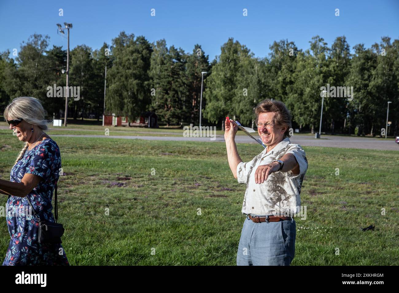 Gli adulti si divertono con i piccoli alianti alimentati a banda elastica Foto Stock