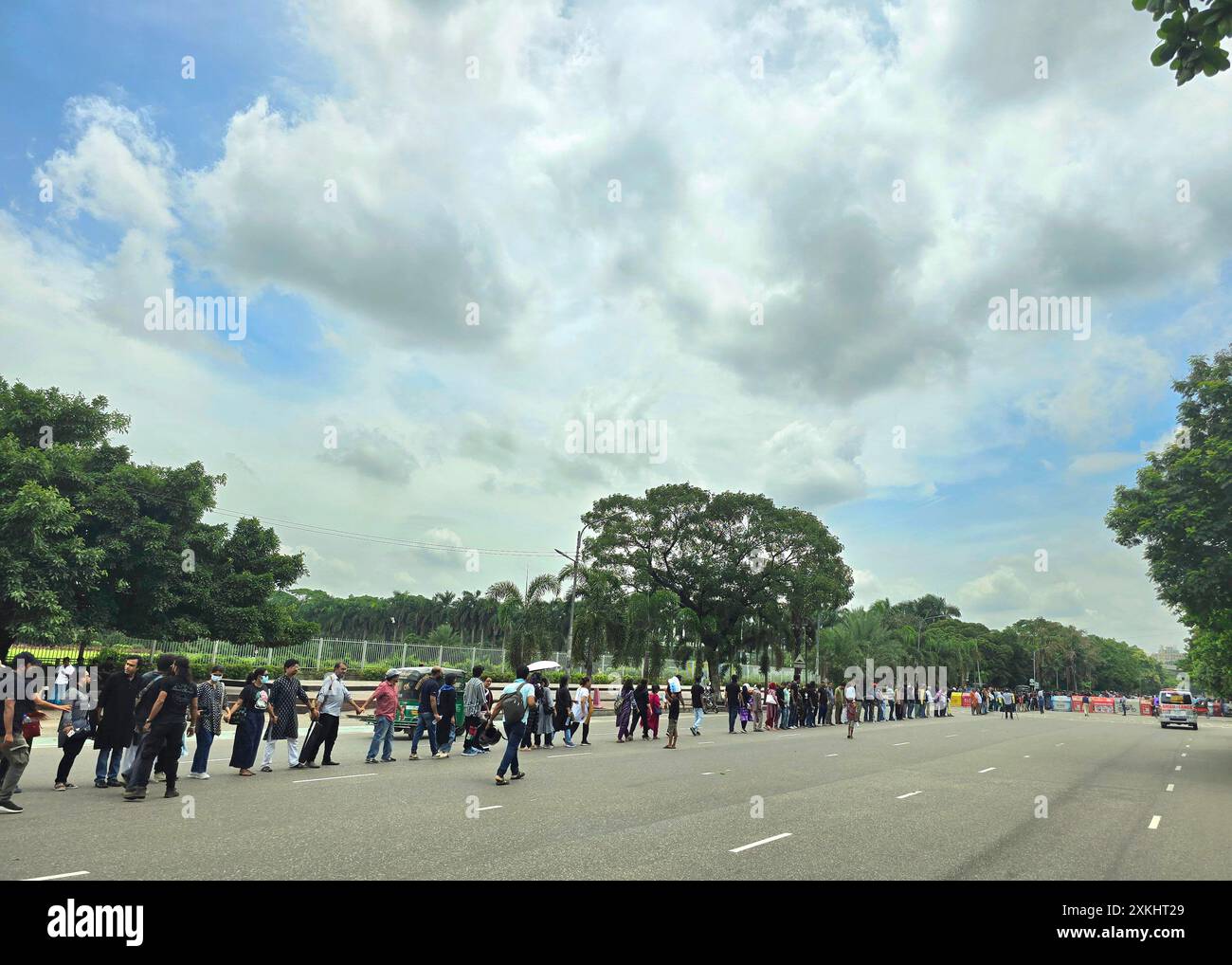 Manifestanti fuori dal parlamento a Dacca, protestando contro la sparatoria di uno studente da parte della polizia durante la loro manifestazione. Il movimento di riforma delle quote del 2024 è un movimento di protesta in corso guidato dagli studenti, così come dagli insegnanti, delle università pubbliche e private. Il movimento richiede la riforma del sistema convenzionale di assunzione basata sulle quote di posti di lavoro governativi nel paese. Bangladesh. Foto Stock