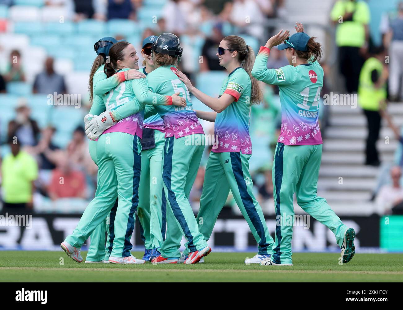 Mady Villiers celebra l'ultimo wicket con le sue compagne di squadra dopo aver bowling Katie Levick di Birmingham Phoenix durante il Hundred Women's Match al Kia Oval di Londra. Data foto: Martedì 23 luglio 2024. Foto Stock
