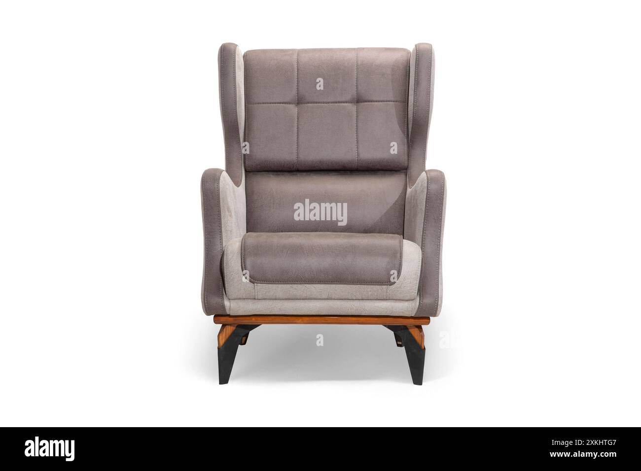 Vista ad angolo su un divano moderno ed elegante, che unisce comfort e design per abitazioni contemporanee. Foto Stock