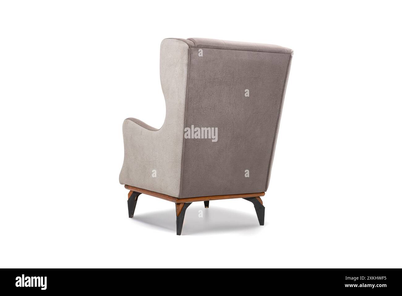 Vista posteriore di una moderna poltrona con schienale alto, che enfatizza il suo design elegante e il comfort dello schienale alto. Foto Stock