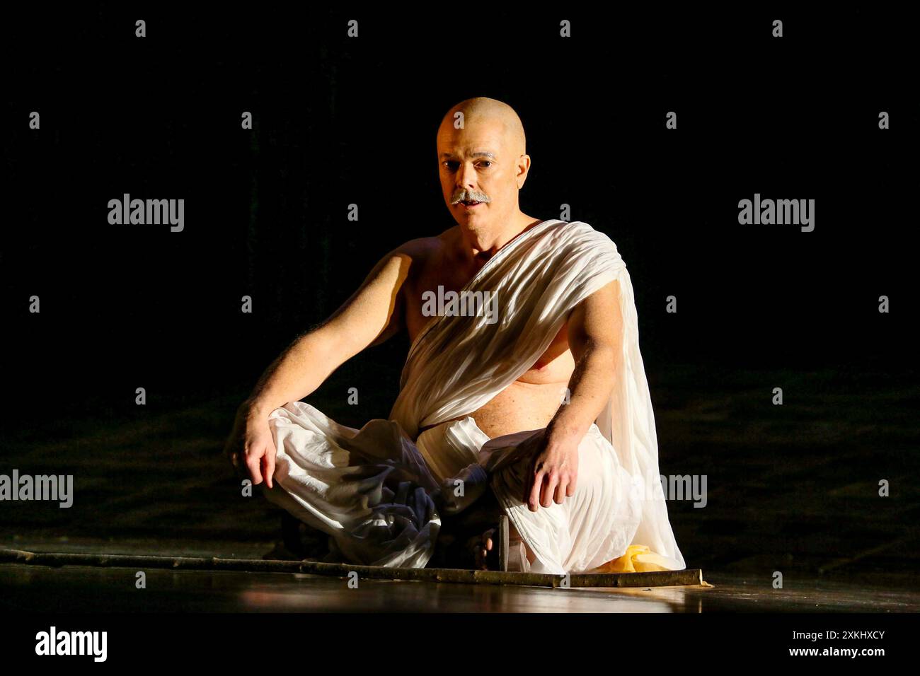 Toby Spence (M.K. Gandhi) in SATYAGRAHA all'English National Opera, London Coliseum, London WC2 01/02/2018 una co-produzione con Improbable & Metropolitan Opera New York musica: Philip Glass libretto: Constance DeJong direttore: Karen Kamensek scenografia: Julian Crouch costumi: Kevin Pollard illuminazione: Paule Constable registi: Phelim McDermott & Julian Crouch Foto Stock