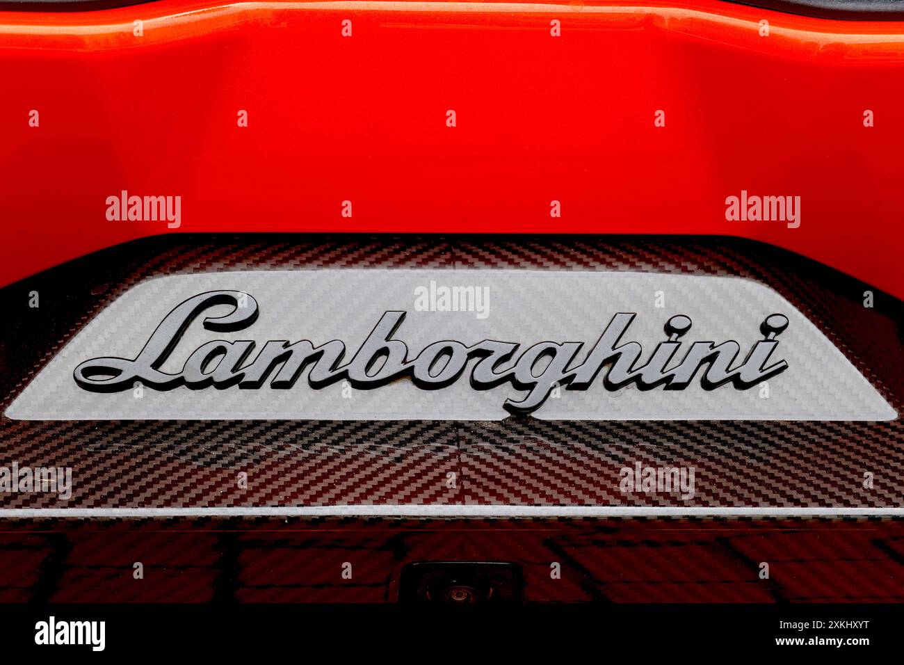 Primo piano dell'acclamato logo Lamborghini Sportscar che adorna la parte posteriore di una supercar elettrica Revuelto e V12 benzina. Foto Stock