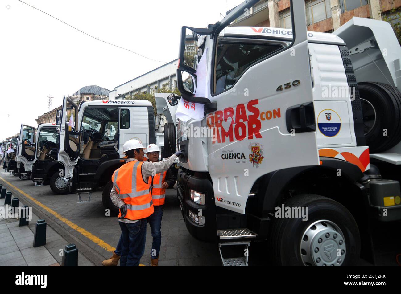 CUENCA HA CONSEGNATO LA FLOTTA DI VEICOLI Cuenca, Ecuador, 23 luglio 2024 dopo otto anni il dipartimento dei lavori pubblici, rafforza il suo parco veicoli con l'acquisizione di 16 nuovi autocarri ribaltabili per ottimizzare i lavori sulle strade urbane e rurali i macchinari sono stati consegnati martedì mattina durante la cerimonia tenutasi nell'emiciclo del Parco Calderon, dal sindaco di Cuenca, Cristian Zamora e Carlos Rivera Bautista, direttore generale della Development Bank of Ecuador B P,rÃ dito rimborsabili con la Development Bank of Ecuador che rappresenta un investimento di 1 556 000 USD foto Boris Romolerou Foto Stock
