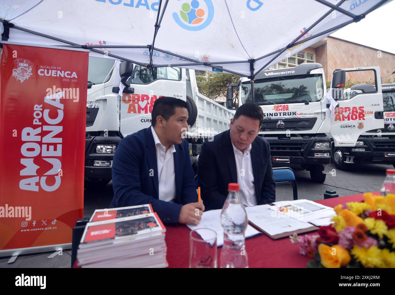 CUENCA HA CONSEGNATO LA FLOTTA DI VEICOLI Cuenca, Ecuador, 23 luglio 2024 dopo otto anni il dipartimento dei lavori pubblici, rafforza il suo parco veicoli con l'acquisizione di 16 nuovi autocarri ribaltabili per ottimizzare i lavori sulle strade urbane e rurali i macchinari sono stati consegnati martedì mattina durante la cerimonia tenutasi nell'emiciclo del Parco Calderon, dal sindaco di Cuenca, Cristian Zamora e Carlos Rivera Bautista, direttore generale della Development Bank of Ecuador B P,rÃ dito rimborsabili con la Development Bank of Ecuador che rappresenta un investimento di 1 556 000 USD foto Boris Romolerou Foto Stock